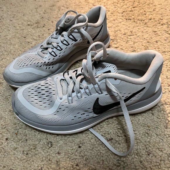 Nike Women’s Light Gray Athletic Shoes - Picture 1 of 4